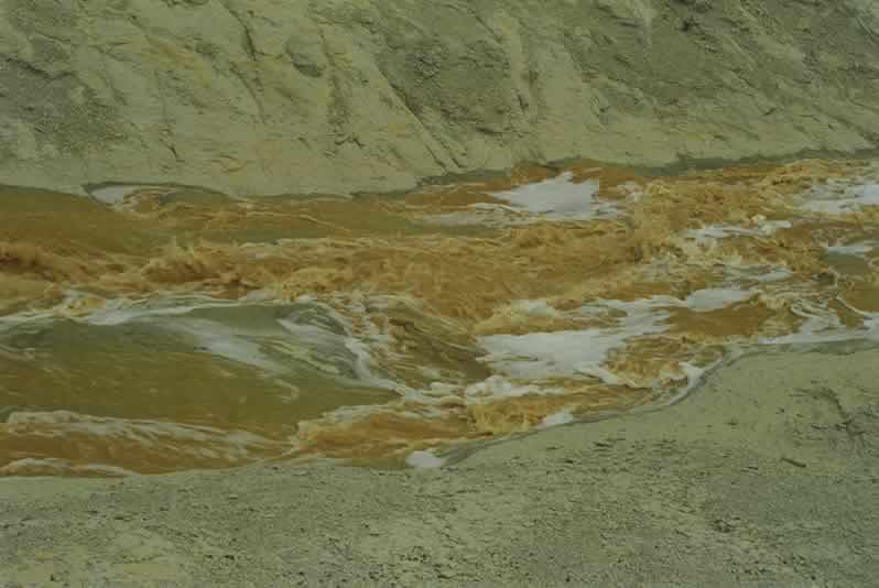 Crecida en aumento y mayor ablaci&oacute;n del lecho (R&iacute;o Mula)