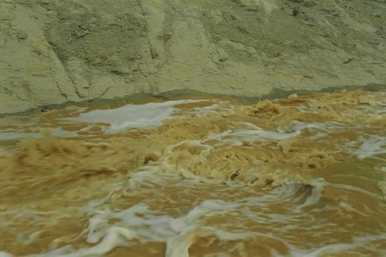 Socavamiento de laderas de rambla por la erosi&oacute;n h&iacute;drica (R&iacute;o Mula)