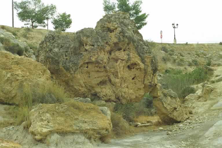 Bloque de tobas, rocas no detr&iacute;ticas, carbonatadas y muy porosas (R&iacute;o Mula)
