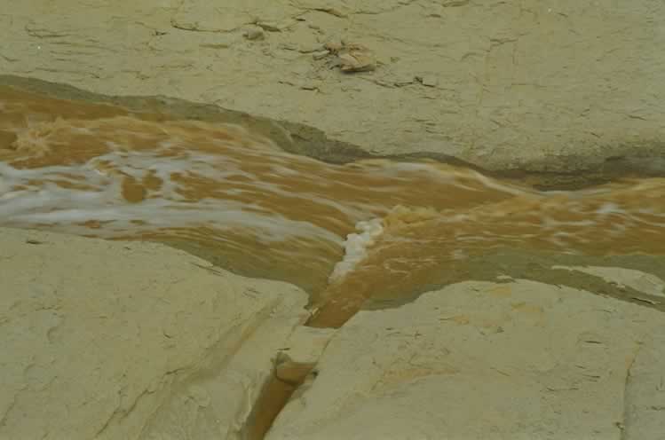 Movimiento del agua y su efecto erosivo sobre una hendidura del lecho del cauce (R&iacute;o Mula)